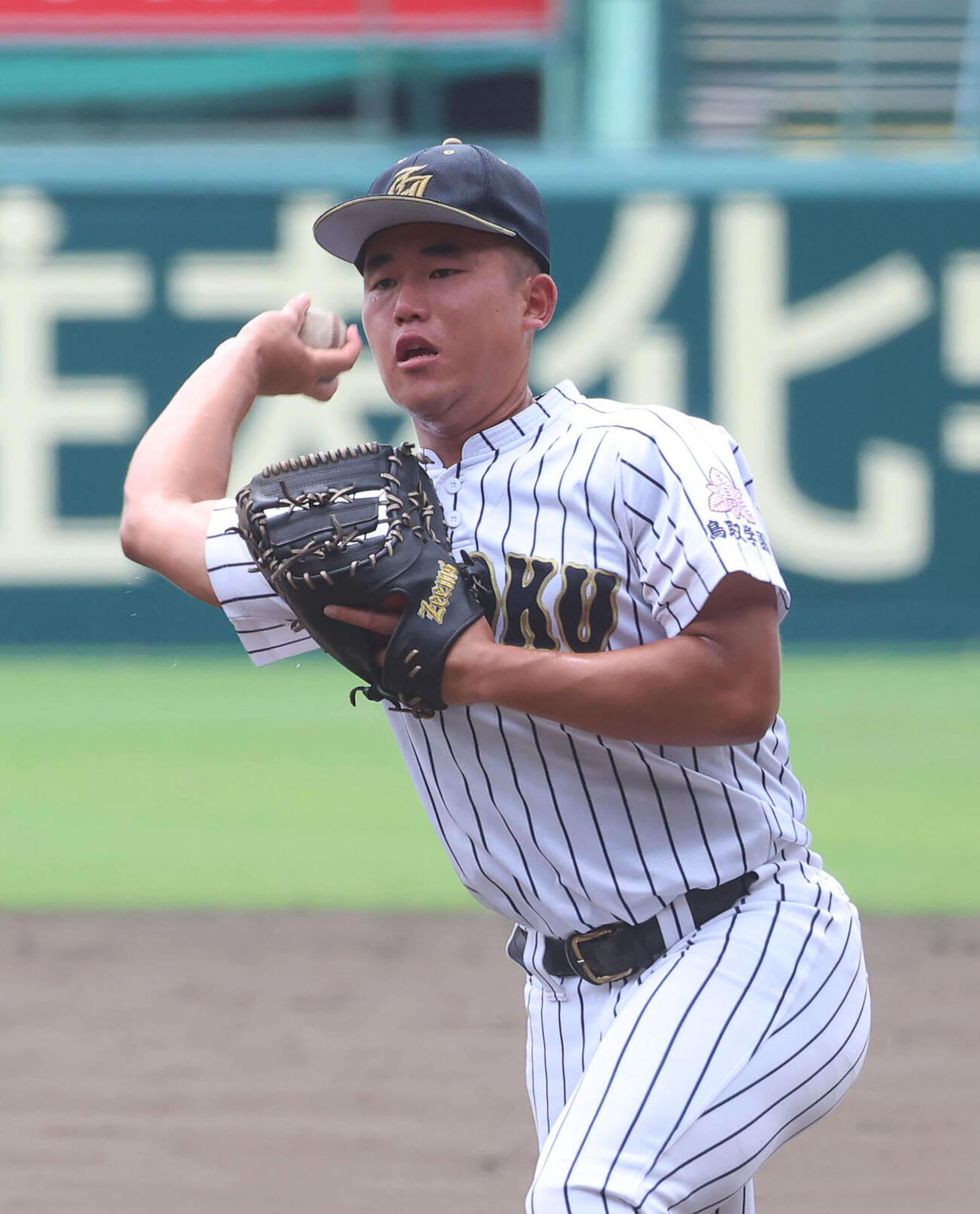 本塁に送球する鳥取城北・宮野快生（撮影・白石智彦）
