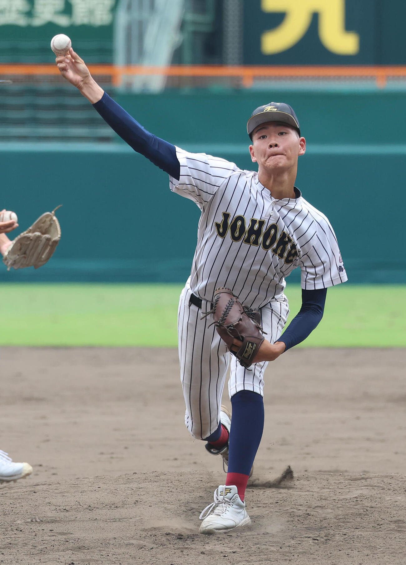 投球練習する鳥取城北・刈屋遙斗（撮影・白石智彦）