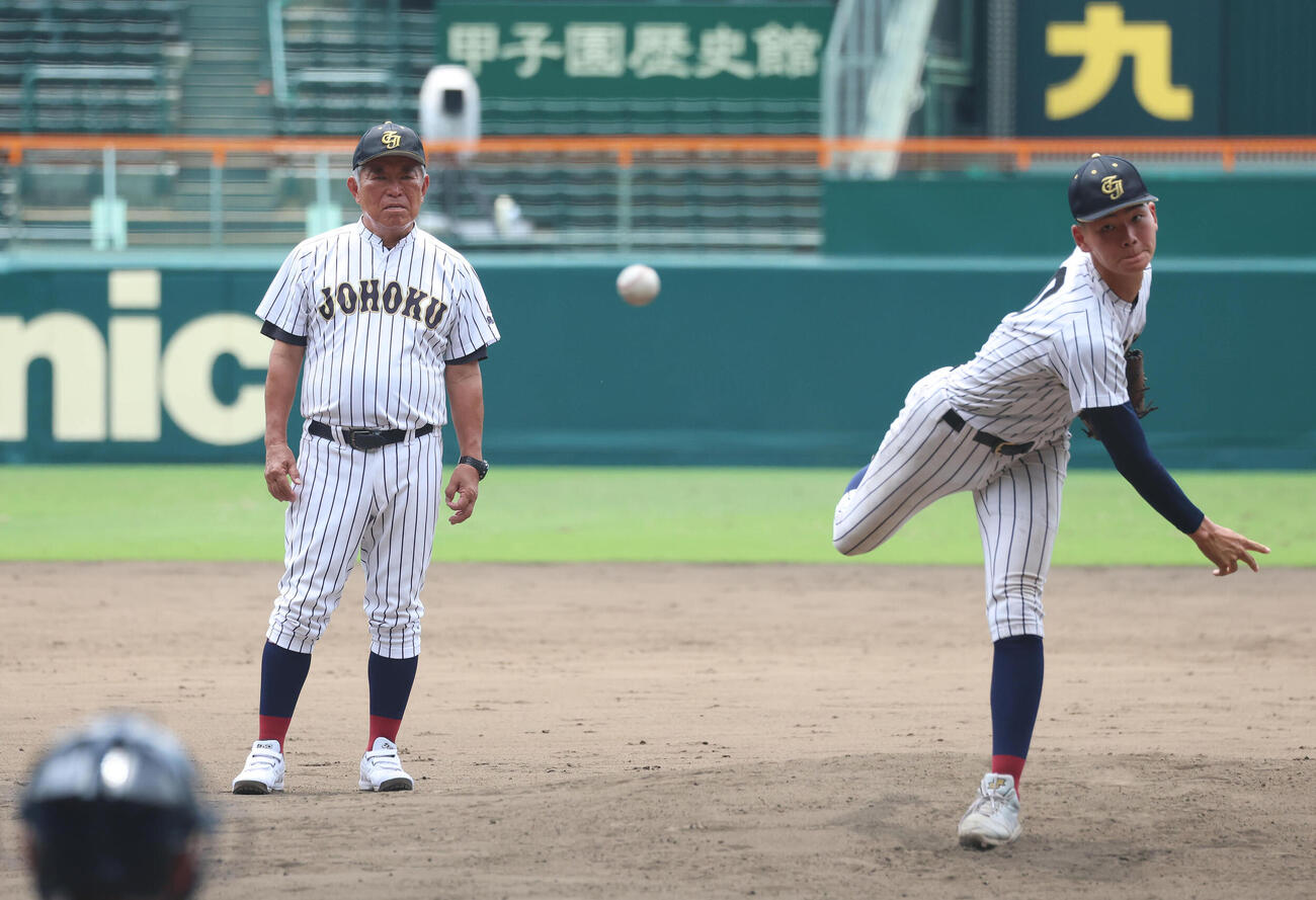 投球練習する刈屋遙斗（右）を見守る鳥取城北・加藤重雄監督（撮影・白石智彦）