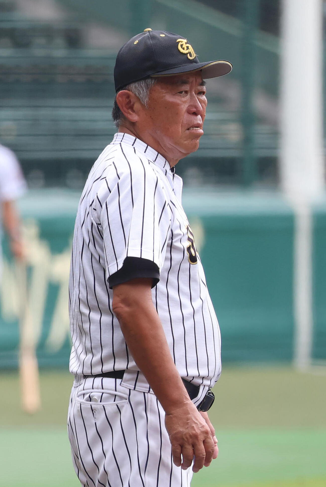 練習を見守る鳥取城北・加藤重雄監督（撮影・白石智彦）