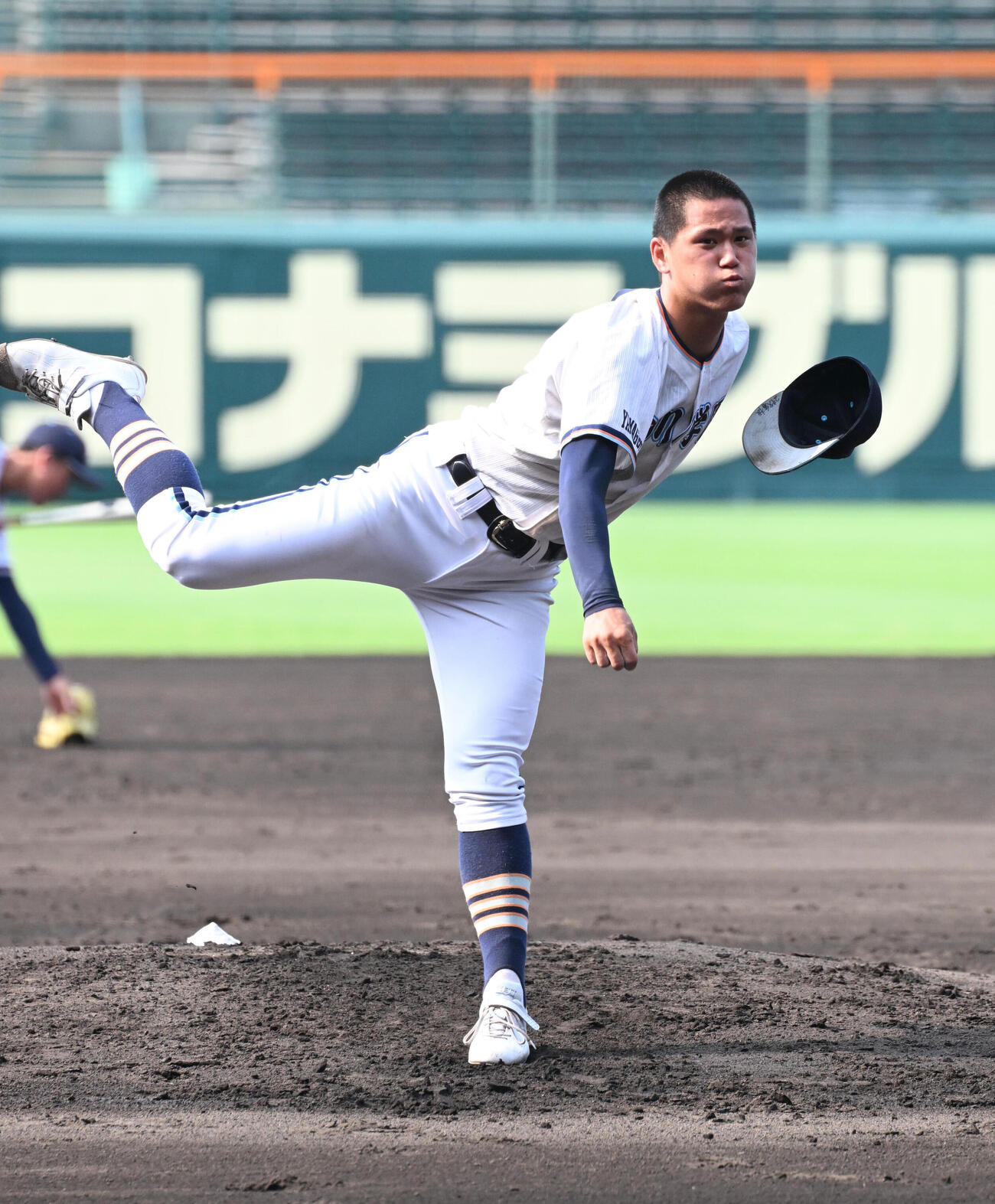 投球練習をする高川学園の木下瑛二（撮影・石井愛子）