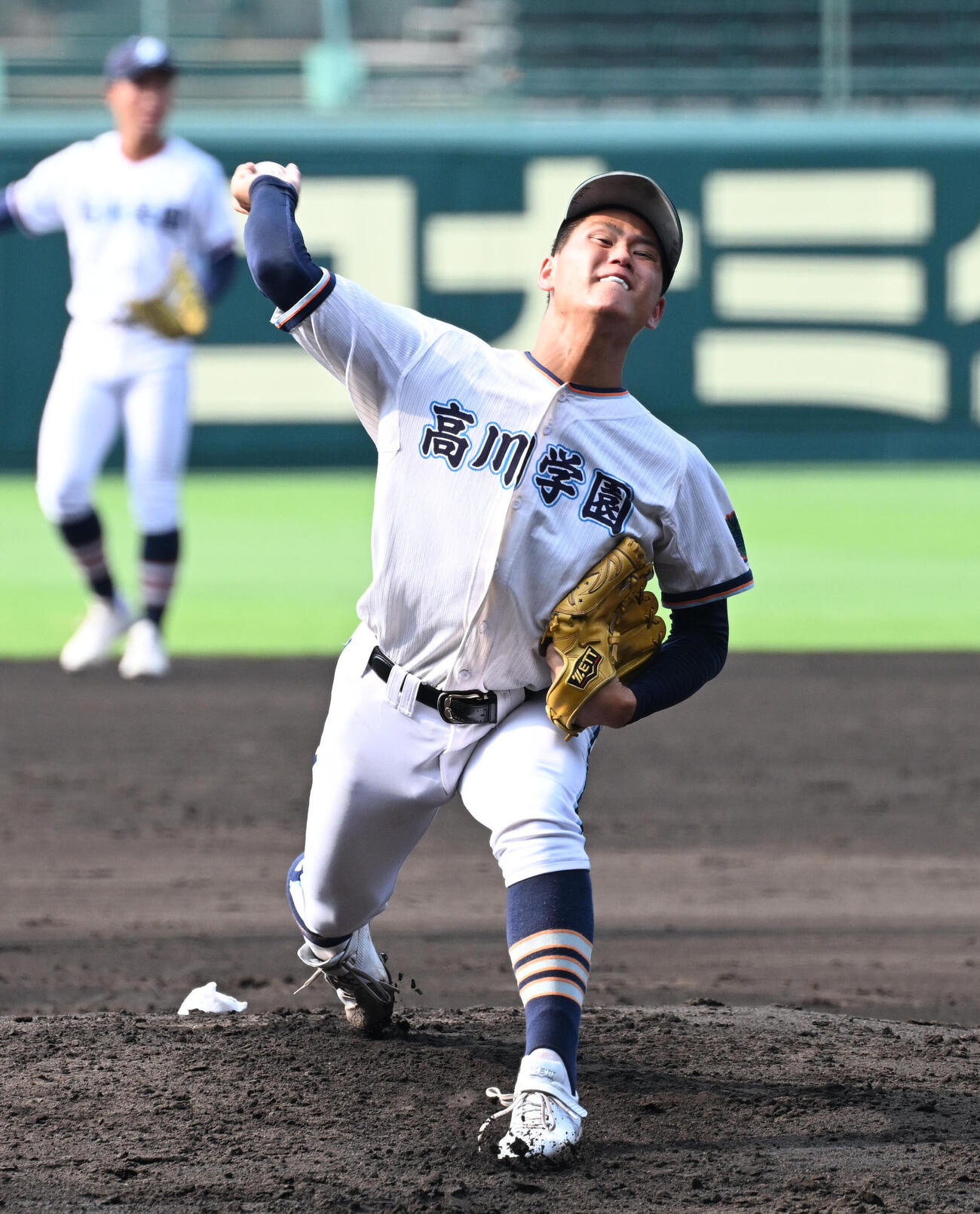 投球練習をする高川学園の木下瑛二（撮影・石井愛子）