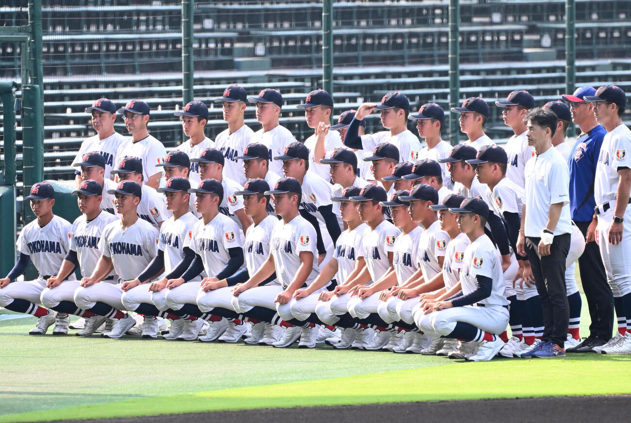 練習前に集合写真を撮る横浜ナイン（撮影・石井愛子）
