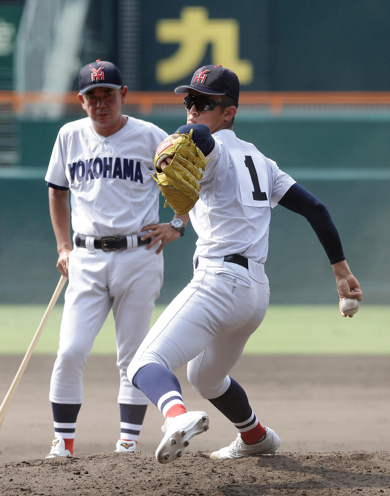 甲子園球場のマウンドで投球練習する横浜・織田翔希。左は見守る村田浩明監督（撮影・前田充）