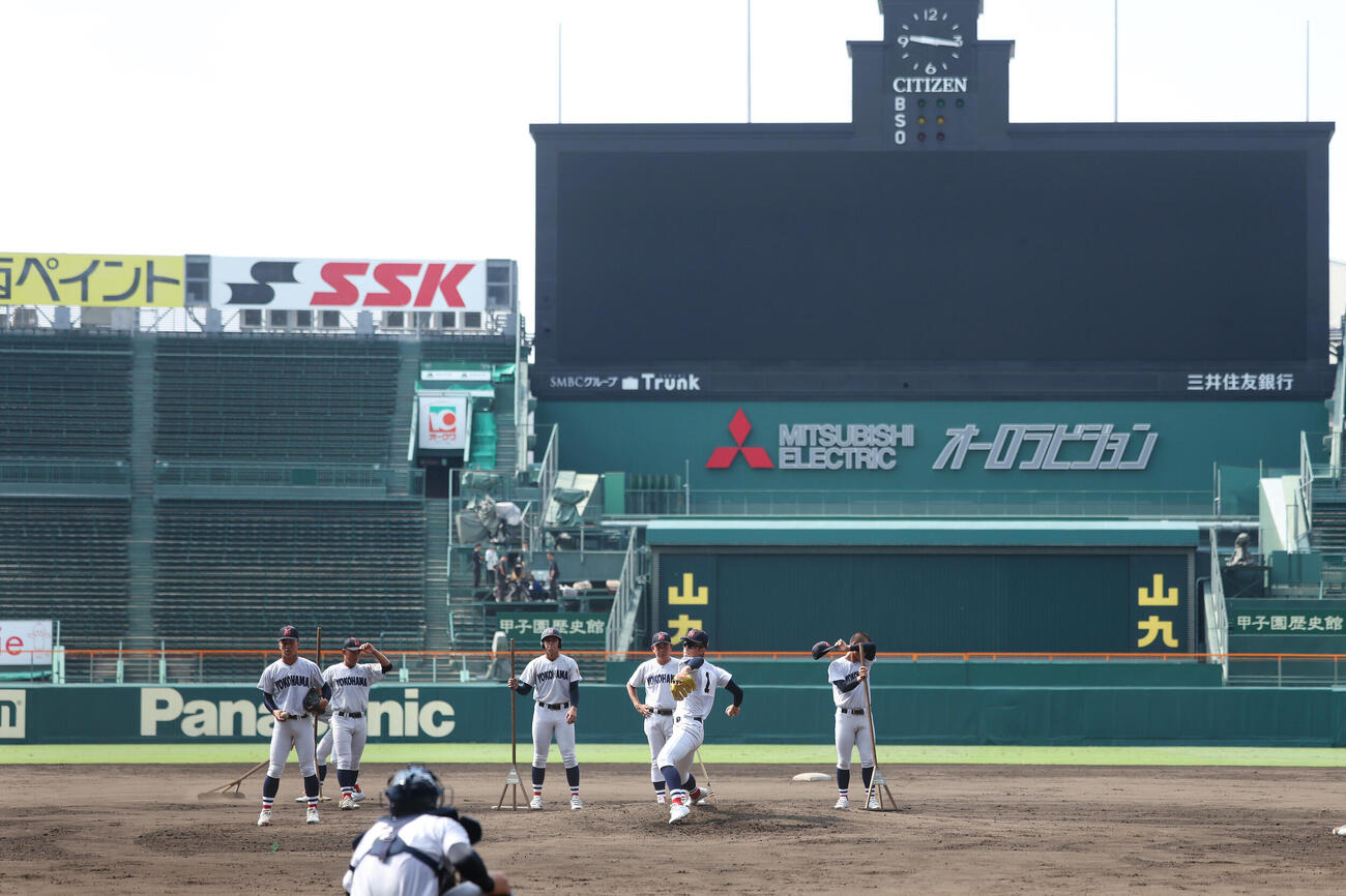 甲子園球場のマウンドで投球練習する横浜・織田翔希（右から2人目）（撮影・前田充）