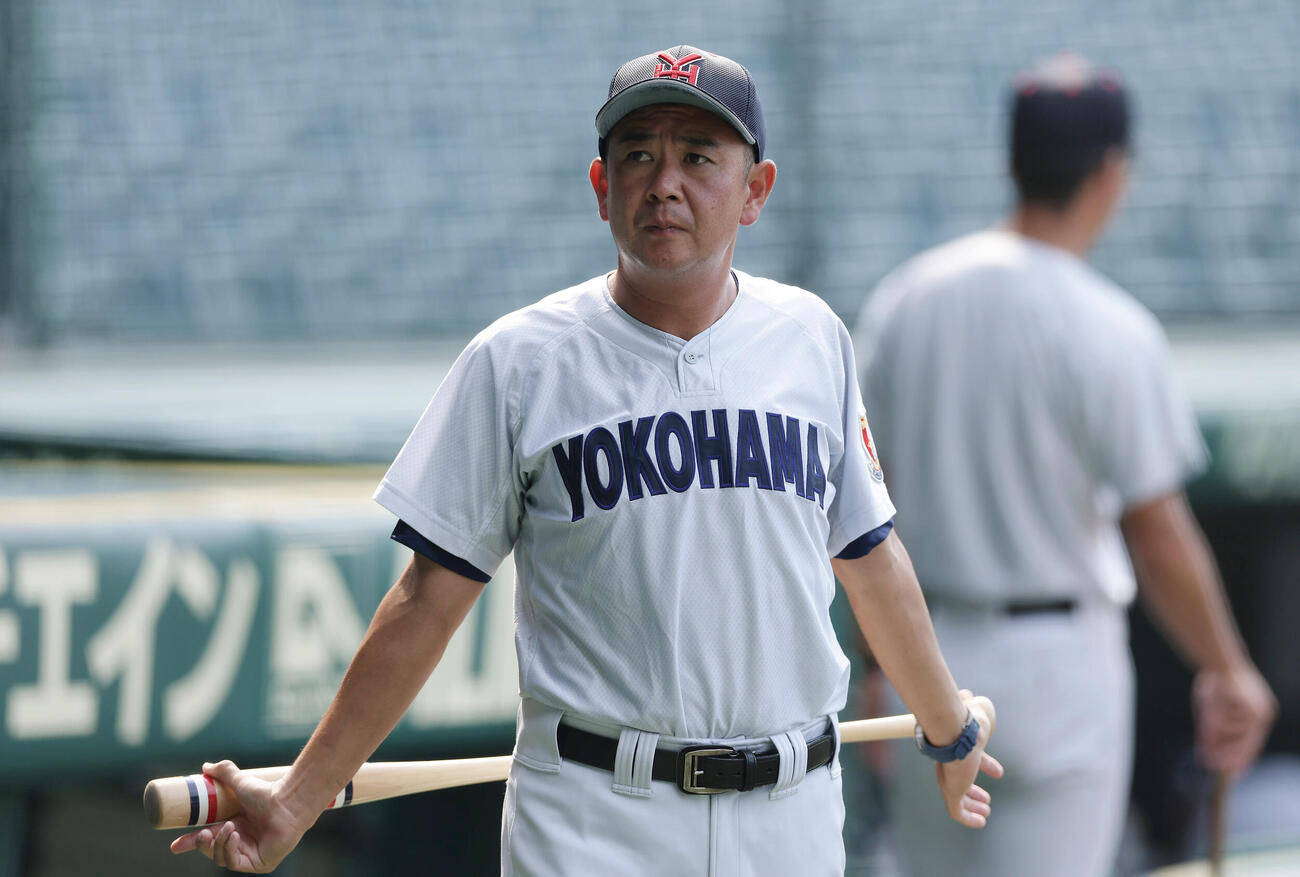 甲子園練習に臨む横浜・村田浩明監督（撮影・前田充）