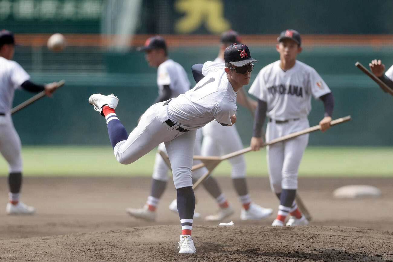 甲子園球場のマウンドで投球練習する横浜・織田翔希（手前）（撮影・前田充）