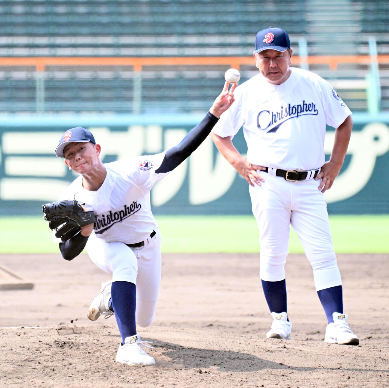 聖隷クリストファーの田中公隆監督（右）が見守る中、投球練習をする高部陸（撮影・石井愛子）