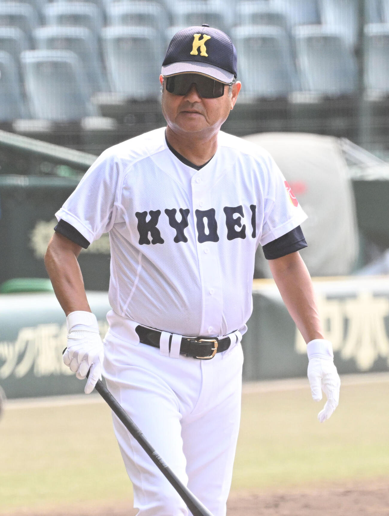 ノックをする享栄の大藤敏行監督（撮影・石井愛子）