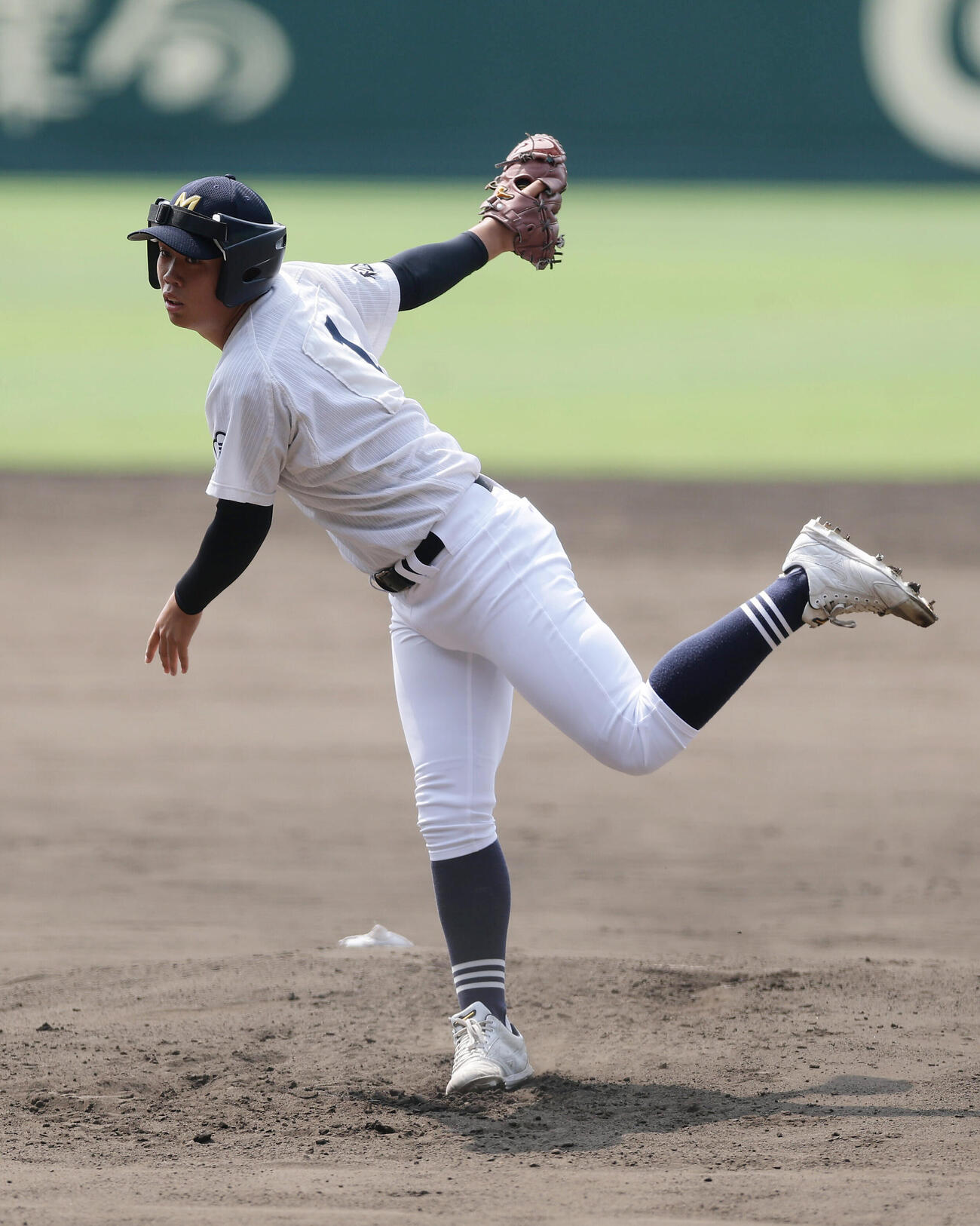 甲子園練習で投球する三重・吉井海翔（撮影・前田充）