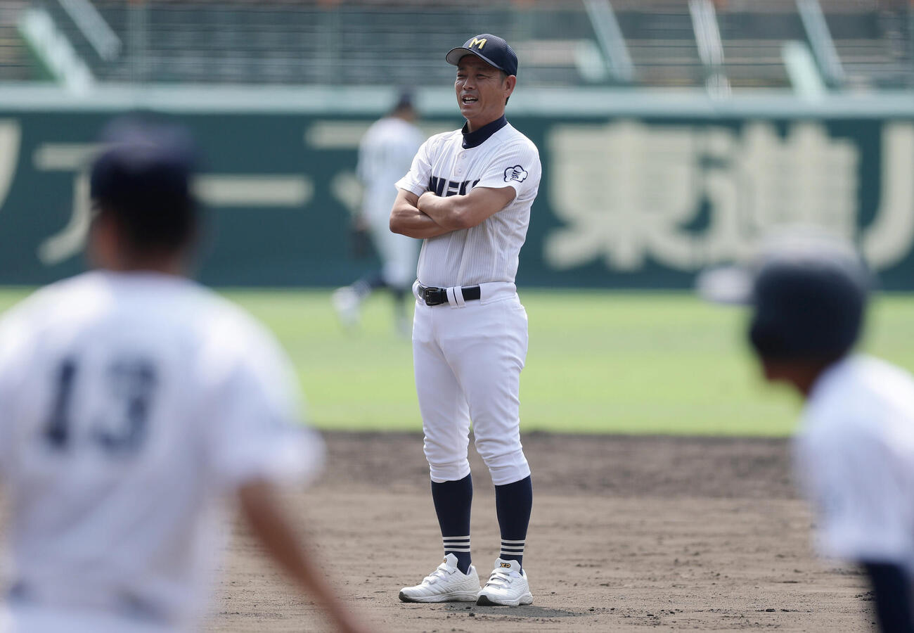 甲子園練習を見守る三重・沖田展男監督（撮影・前田充）