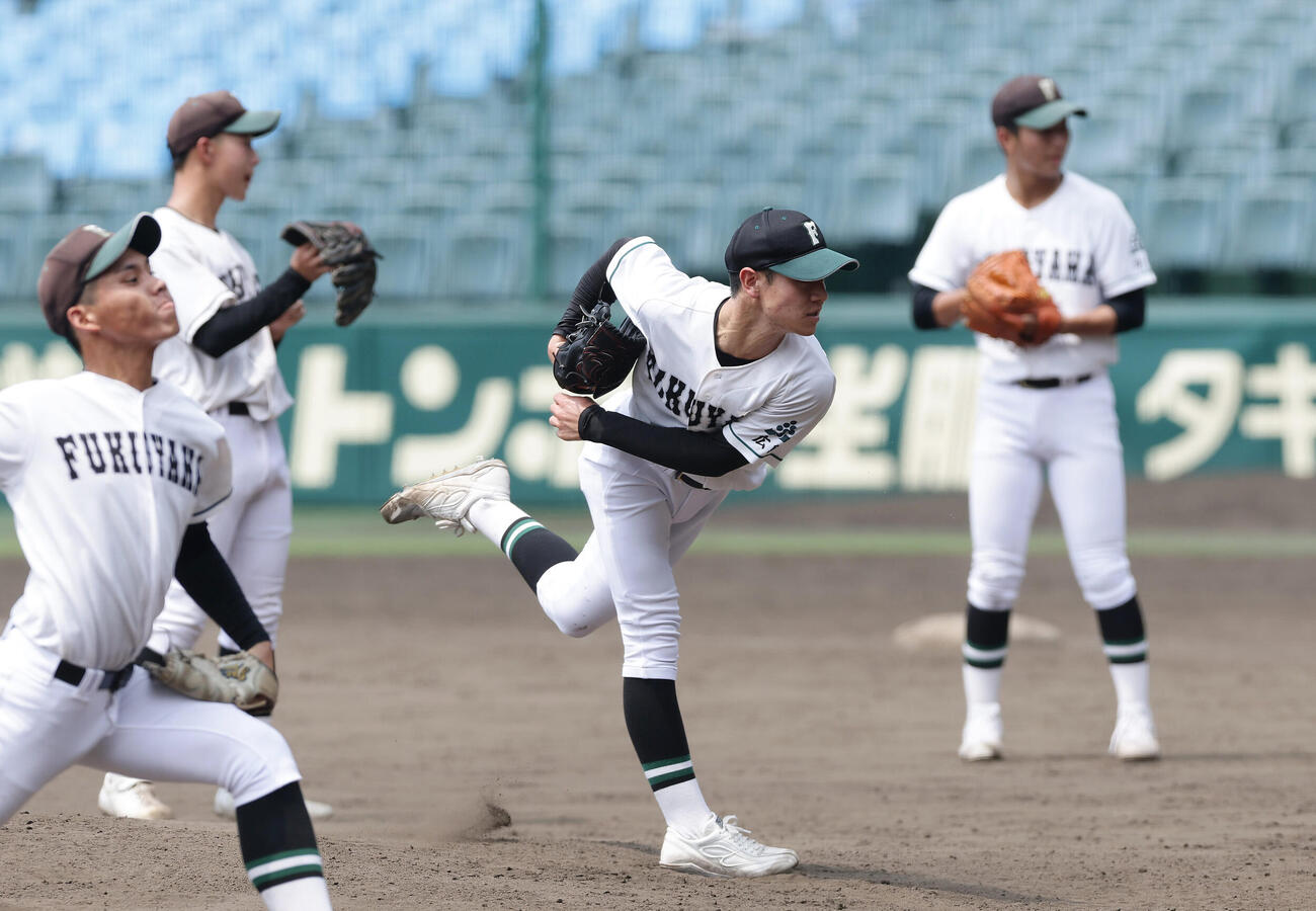 甲子園練習で投球練習する福山・岩本大輝（右から2人目）ら（撮影・前田充）