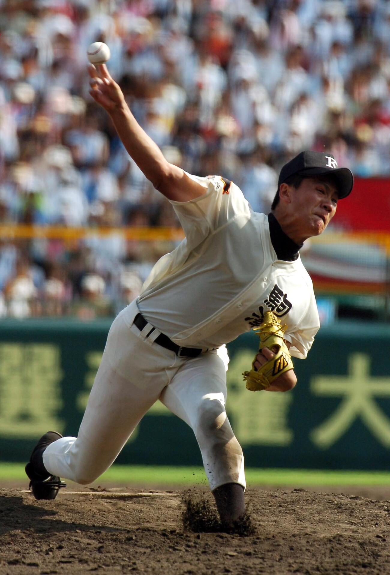 2006年8月20日、第88回全国高校野球選手権大会決勝戦の早実戦で投球する駒大苫小牧・田中将大