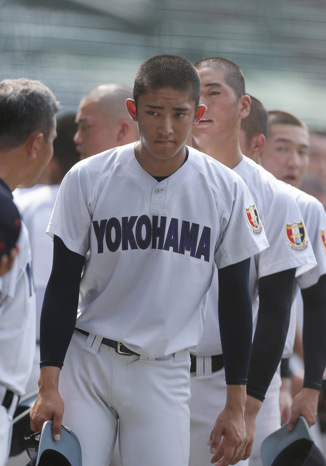 甲子園球場での練習を終えた横浜・織田翔希（手前）ら（撮影・前田充）