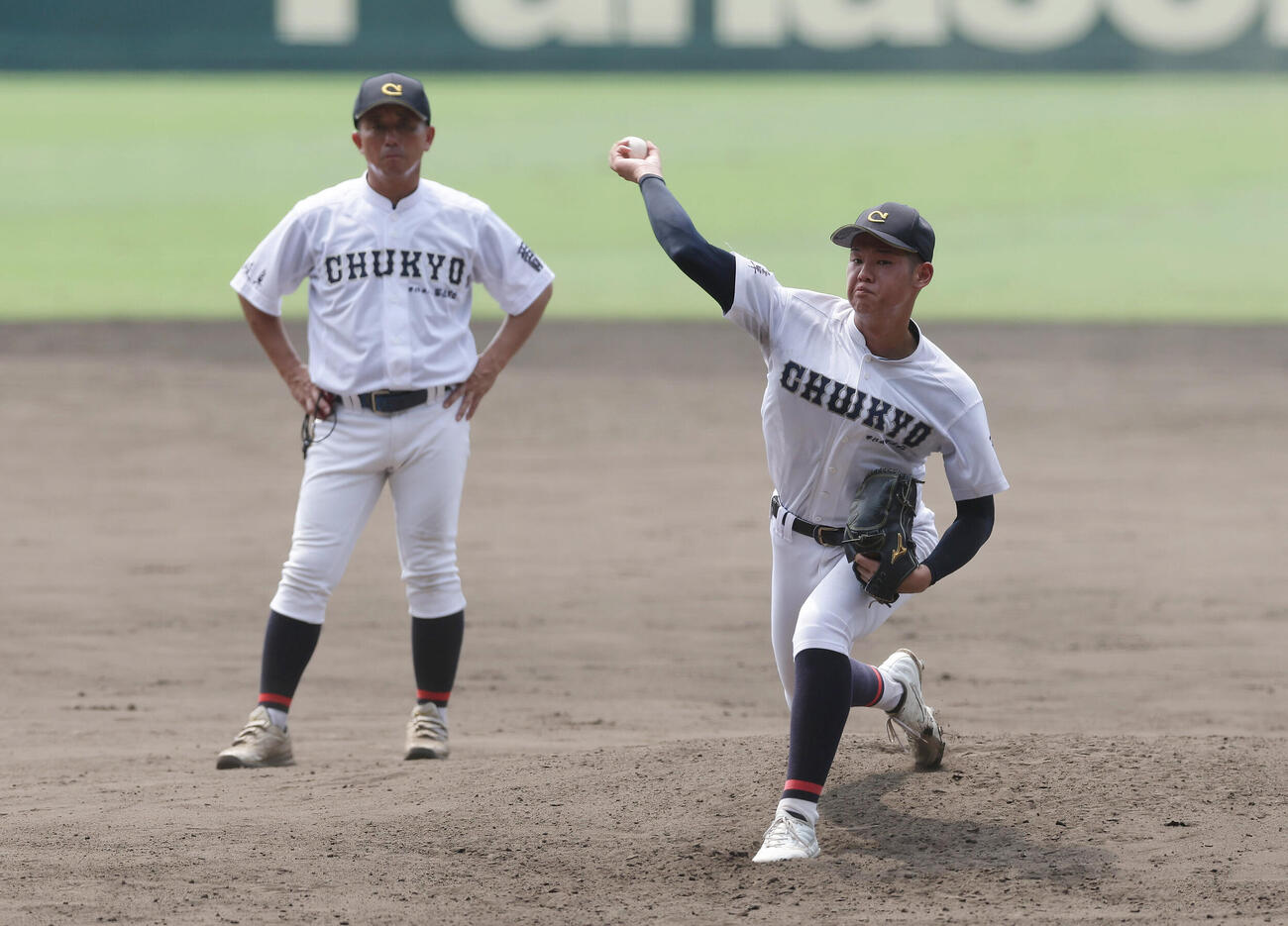 甲子園練習で投球練習する中京・鈴木悠悟。左は見守る氏家雄亮監督（撮影・前田充）