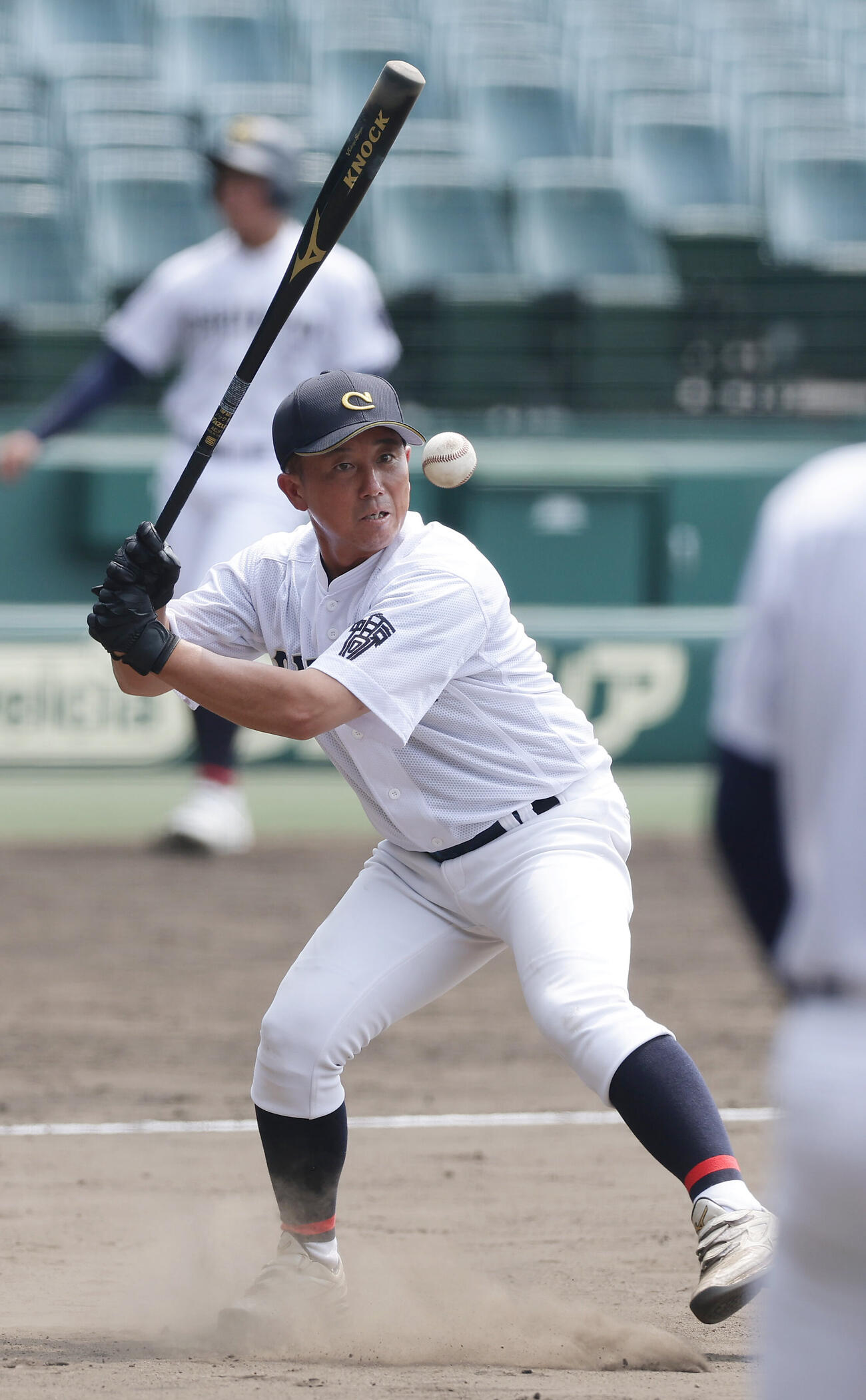 甲子園練習でノックを行う中京・今村陽一監督（撮影・前田充）