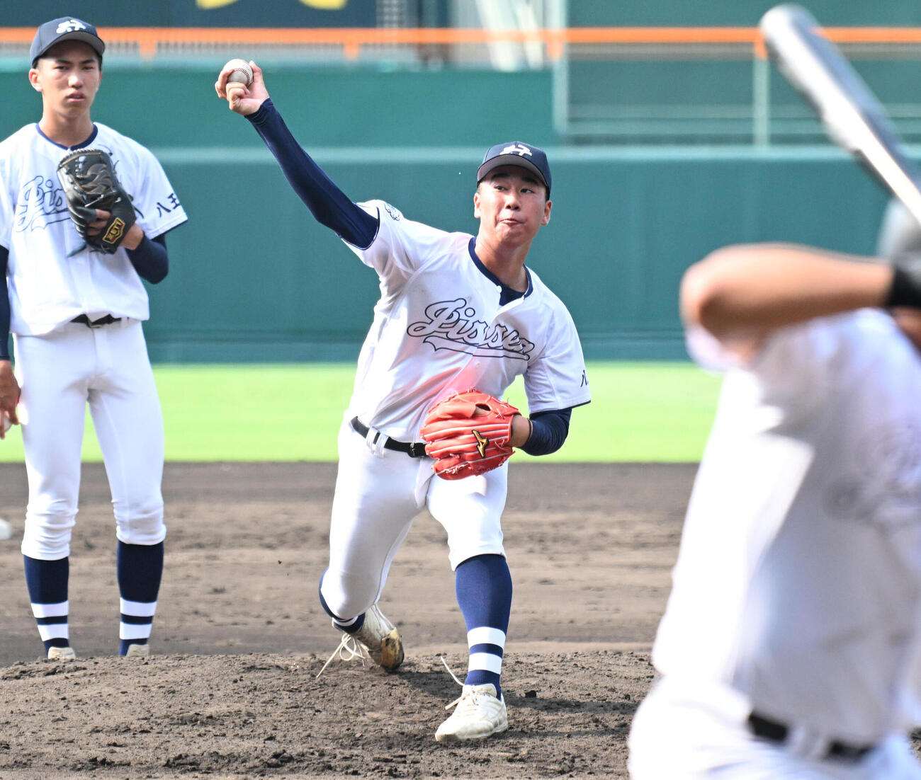 投球練習をする八王子実践の塚原翔汰（撮影・石井愛子）