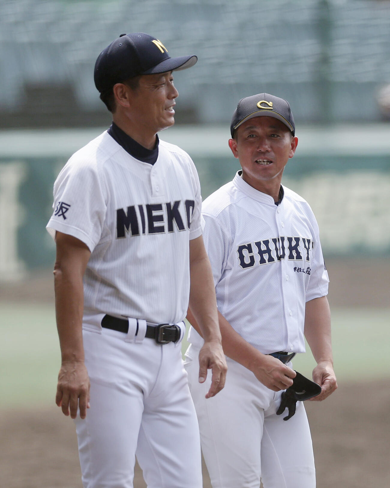 甲子園練習で言葉を交わす三重・沖田展男監督（左）と中京・今村陽一監督（撮影・前田充）