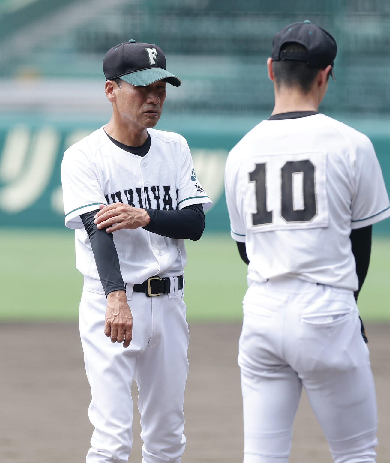 甲子園練習で岩本大輝（右）に声をかける福山・小田浩監督（撮影・前田充）