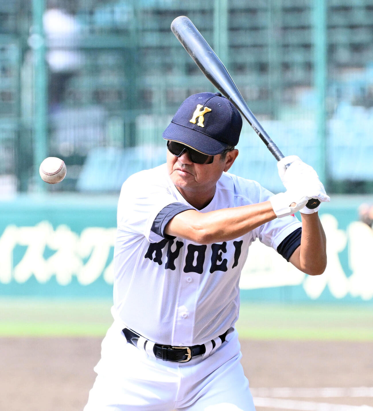 ノックをする享栄の大藤敏行監督（撮影・石井愛子）