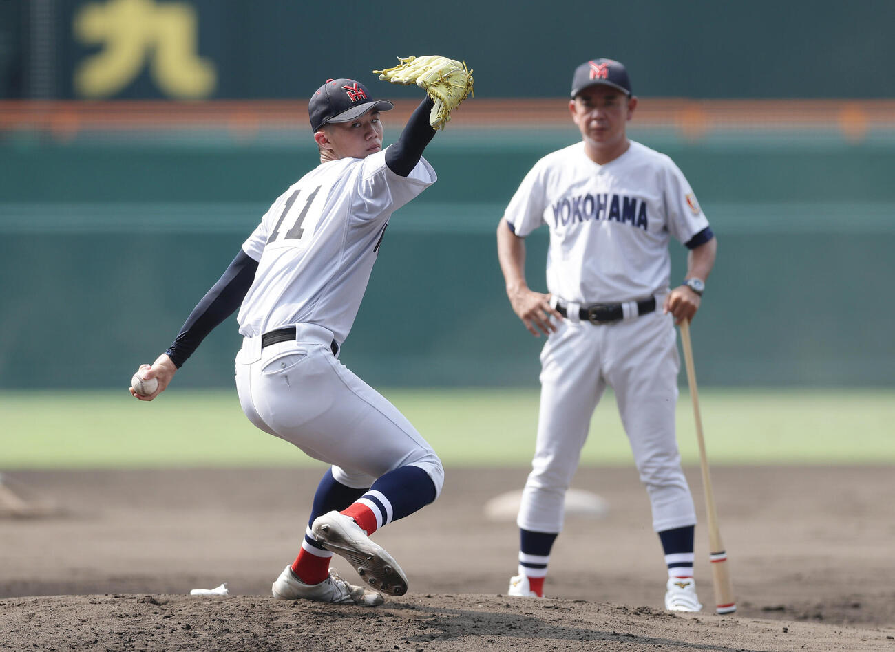 甲子園球場のマウンドで投球練習する横浜・小林鉄三郎。右は村田浩明監督（撮影・前田充）