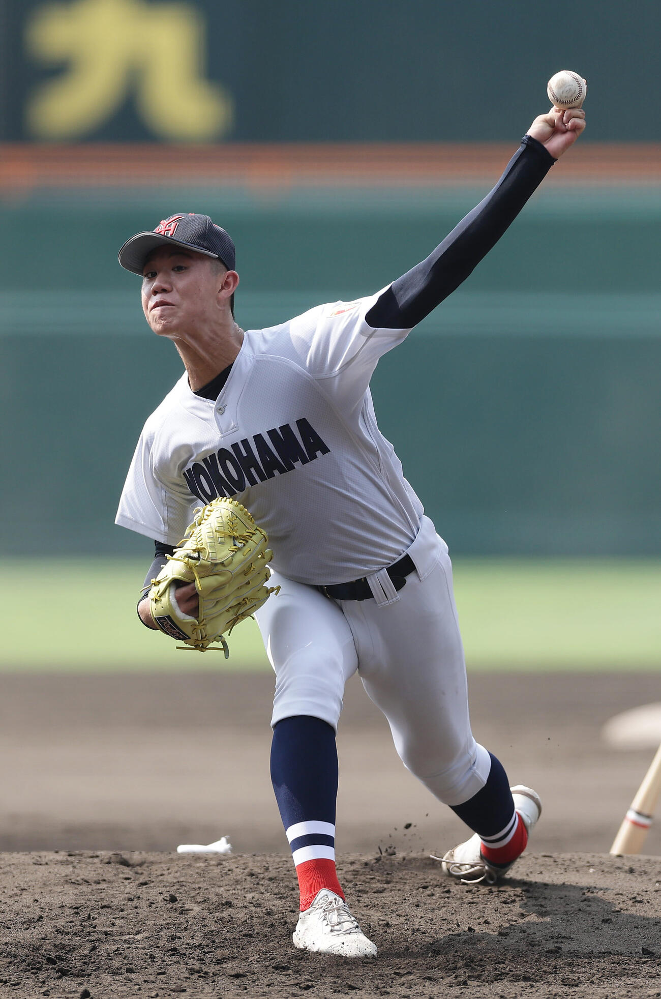 甲子園球場のマウンドで投球練習する横浜・小林鉄三郎（撮影・前田充）