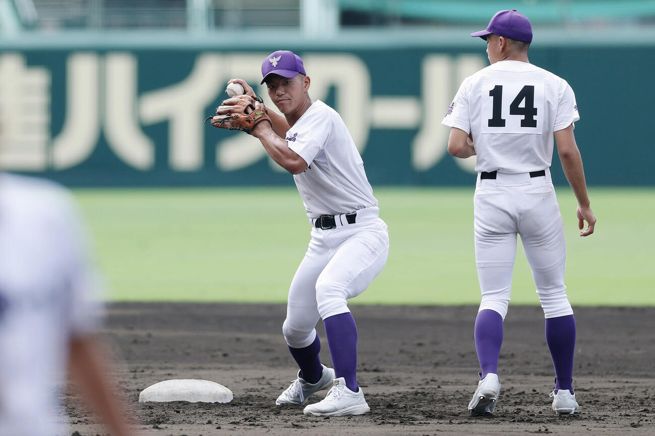 甲子園練習でノックを受ける関東第一・井口瑛太主将（左）（撮影・前田充）