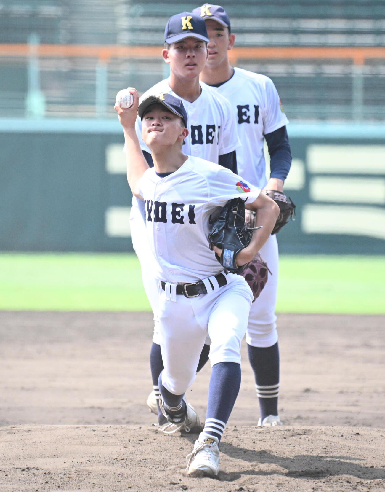 投球練習をする享栄の上江瀧拓未（撮影・石井愛子）