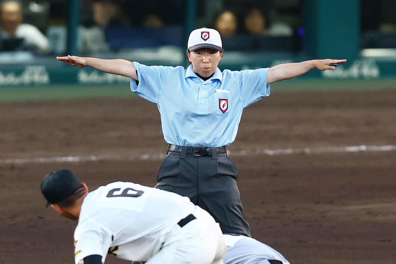札幌日大－仙台育英　5回裏、二塁塁審の森田真紀さん=上田博志撮影