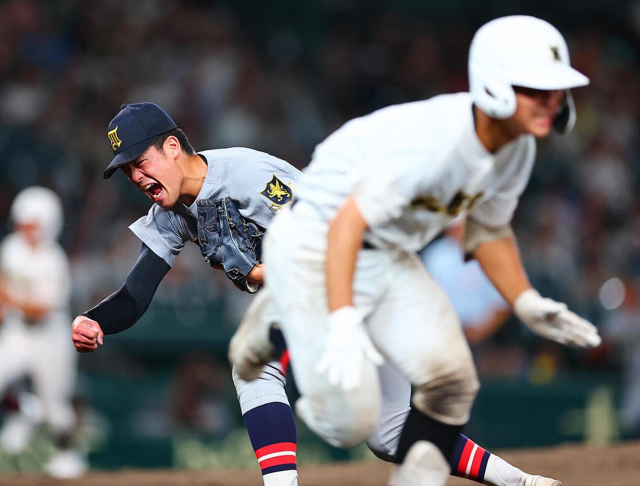 札幌日大対仙台育英　9回表札幌日大2死二、三塁、前田和磨を投ゴロに仕留め勝利を喜ぶ梶井湊斗（撮影・野上伸悟）