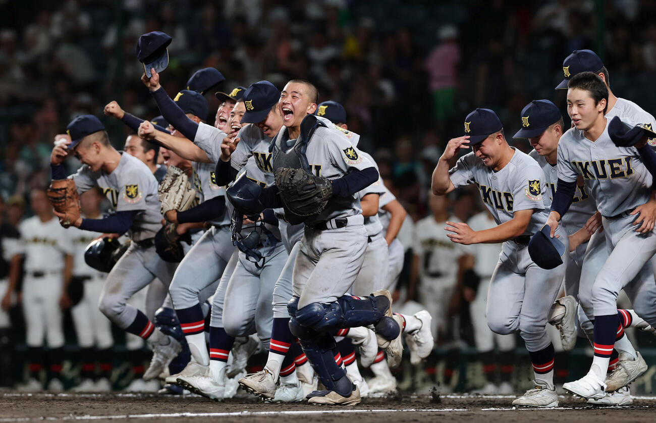 札幌日大対仙台育英　札幌日大に勝利し笑顔で駆け出す仙台育英の選手たち（撮影・前田充）
