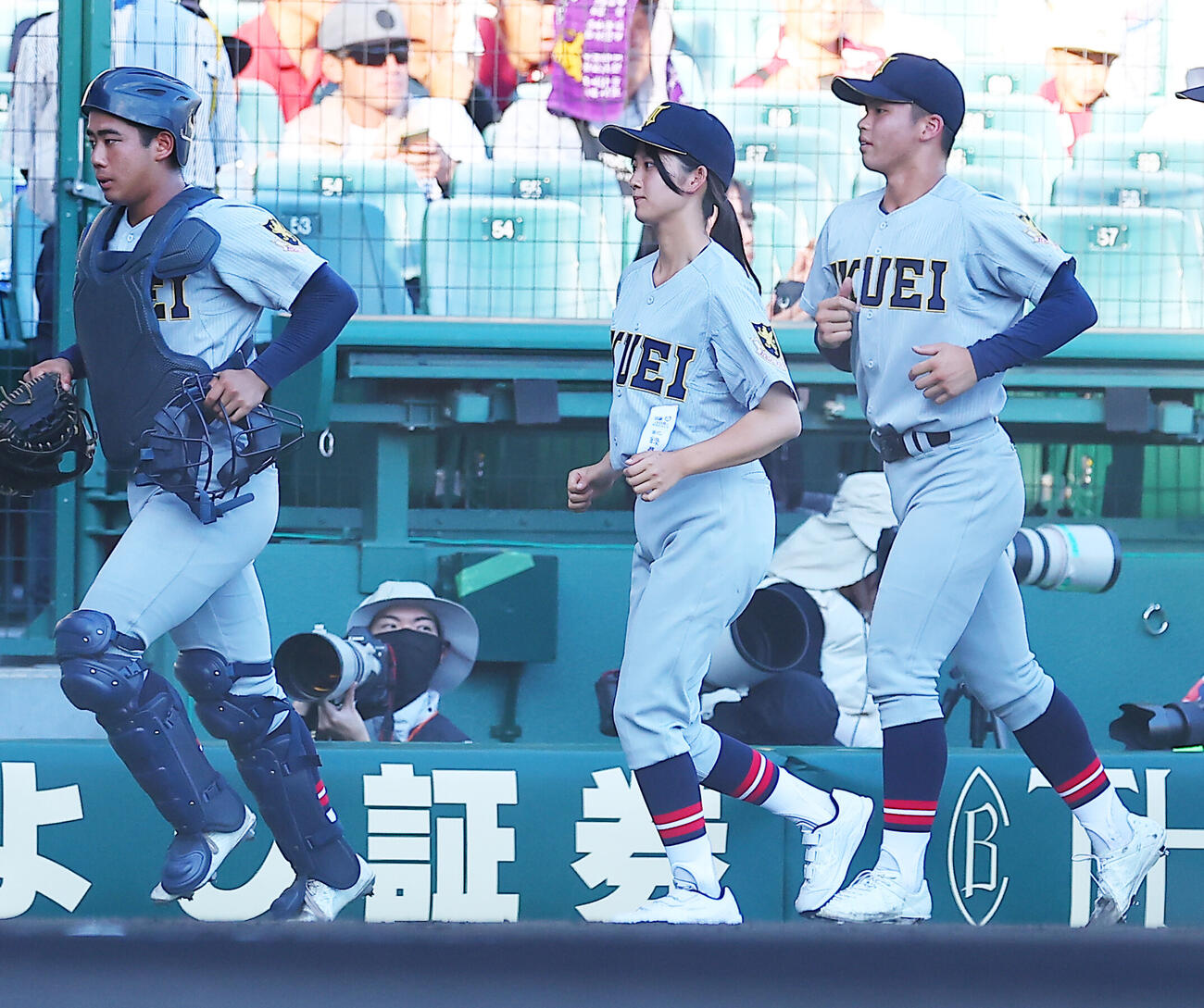 札幌日大対仙台育英　試合前に応援席にあいさつした仙台育英の学生コーチ兼マネジャーの星よつは記録員（中央）ら（撮影・野上伸悟）