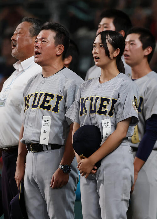 札幌日大対仙台育英 札幌日大に勝利し校歌を歌う学生コーチ兼マネジャーの仙台育英・星よつは記録員(手前右)。同左は須江航監督(撮影・前田充)