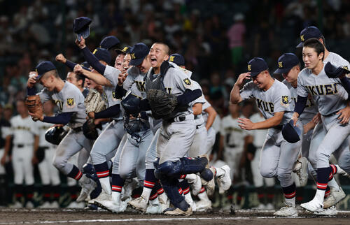 札幌日大対仙台育英 札幌日大に勝利し笑顔で駆け出す仙台育英の選手たち(撮影・前田充)