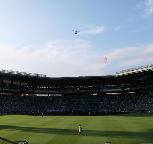 2025年8月5日、第107回全国高等学校野球選手権大会 ヘリコプターから始球式のボールが落とされた