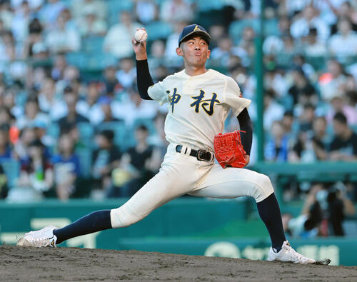 東筑対神村学園　5回表東筑1死一、二塁、神村学園先発の松永遥斗に代わり登板する龍頭汰樹（撮影・上山淳一）