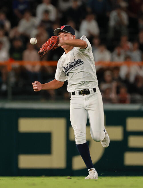 佐野日大対聖隷クリストファー　7回表佐野日大2死一、二塁、中堅手鈴木悠陽は高橋丞の打球を落球する（撮影・上山淳一）
