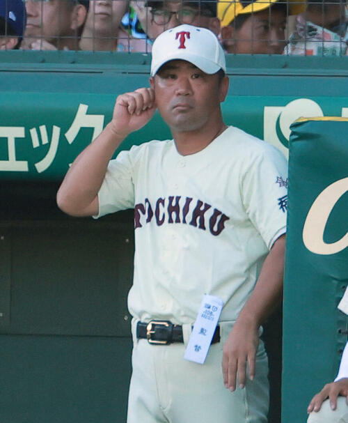 東筑対神村学園　ベンチからサインを出す東筑の山下聖士監督（撮影・上山淳一）