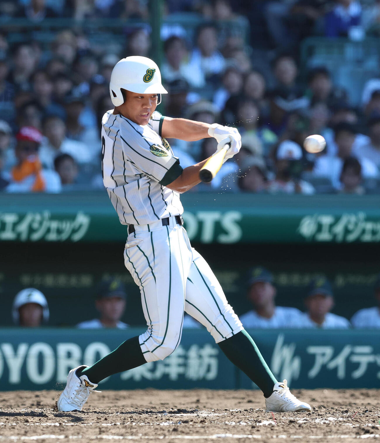 鶴岡東対東海大甲府　4回表鶴岡東2死2塁、高橋太陽は右前適時打を放つ（撮影・白石智彦）
