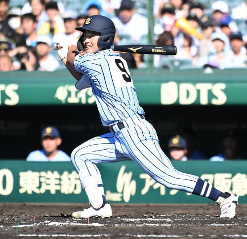 鶴岡東対東海大甲府 1回裏東海大甲府1死二塁 田中三士郎は先制適時打を放つ(撮影・石井愛子)