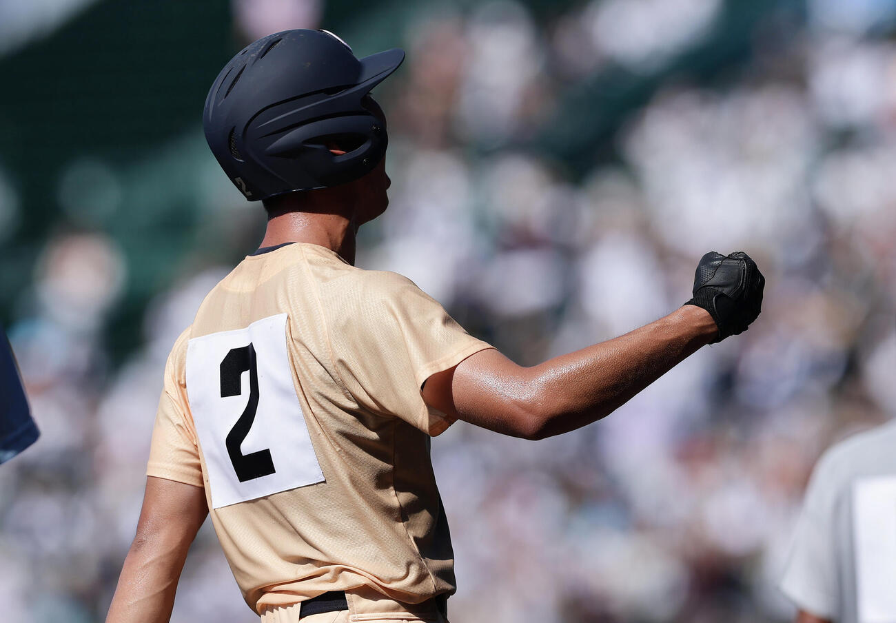 遊学館対青森山田　4回表遊学館2死一、二塁、2点適時三塁打を放ちガッツポーズする高磯空汰（撮影・前田充）