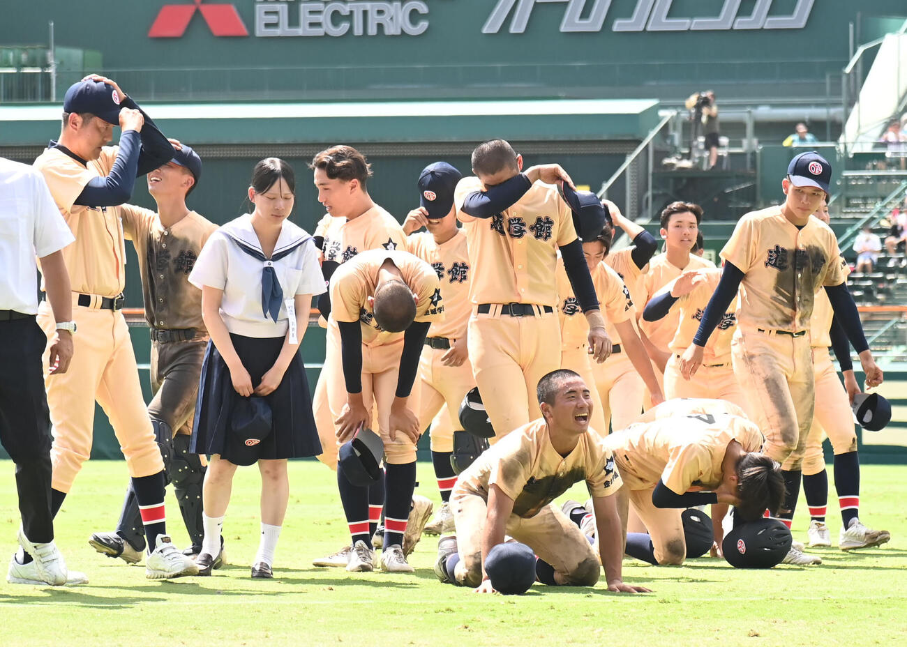 遊学館対青森山田　青森山田に負け肩をを落とす遊学館ナイン（撮影・石井愛子）