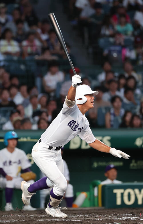 関東第一対英明 1回裏関東第一1死一、三塁、井口瑛太は犠飛を放つ(撮影・西尾就之)