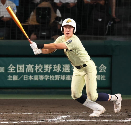 英明-関東第一 七回表英明1死満塁、松原は中越えに勝ち越しの走者一掃適時二塁打を放つ=上山淳一撮影