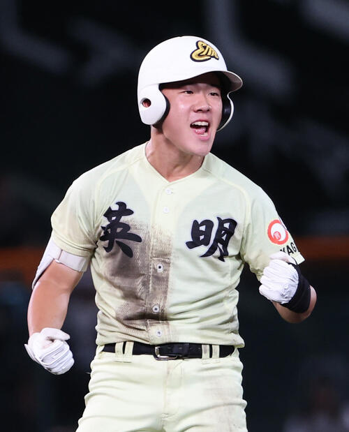 関東第一対英明 7回表英明1死満塁、松原蒼真は走者一掃の適時二塁打を放ち二塁ベース上でほえる(撮影・西尾就之)
