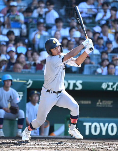 遊学館対青森山田 1回裏青森山田2死一、三塁、藤川哲は先制適時打を放つ(撮影・石井愛子)
