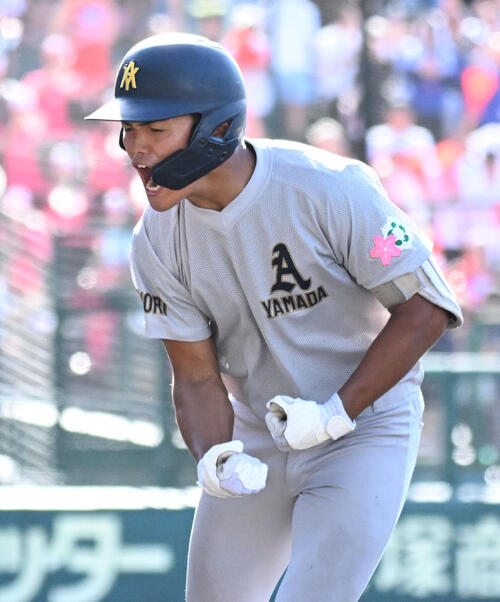 遊学館対青森山田 1回裏青森山田2死一、三塁、藤川哲は先制適時打を放つ(撮影・石井愛子)