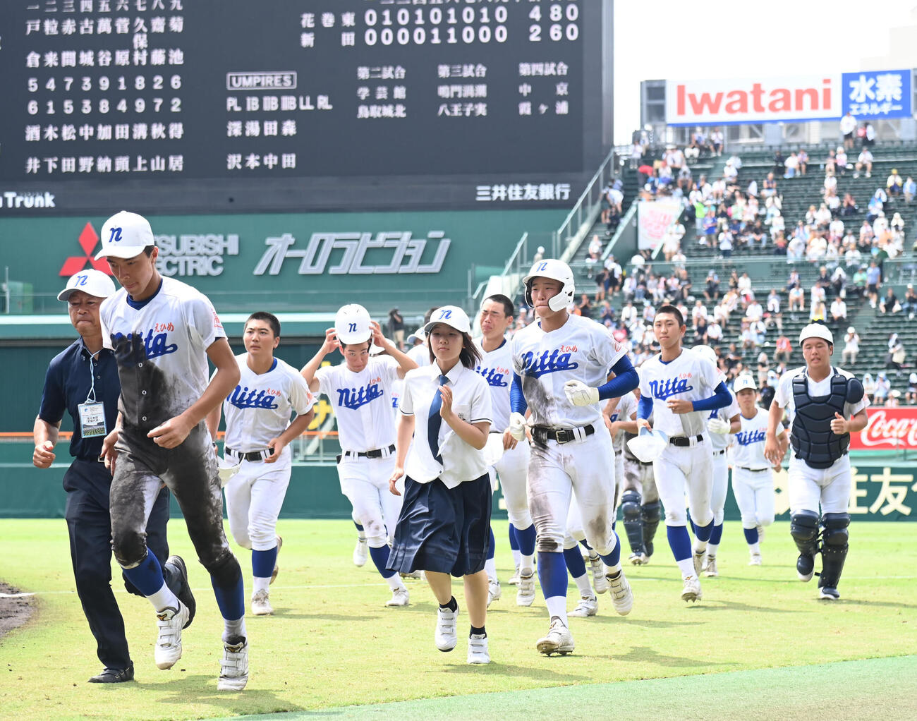 花巻東対新田　花巻東に敗れて肩を落とす新田ナイン（撮影・石井愛子）