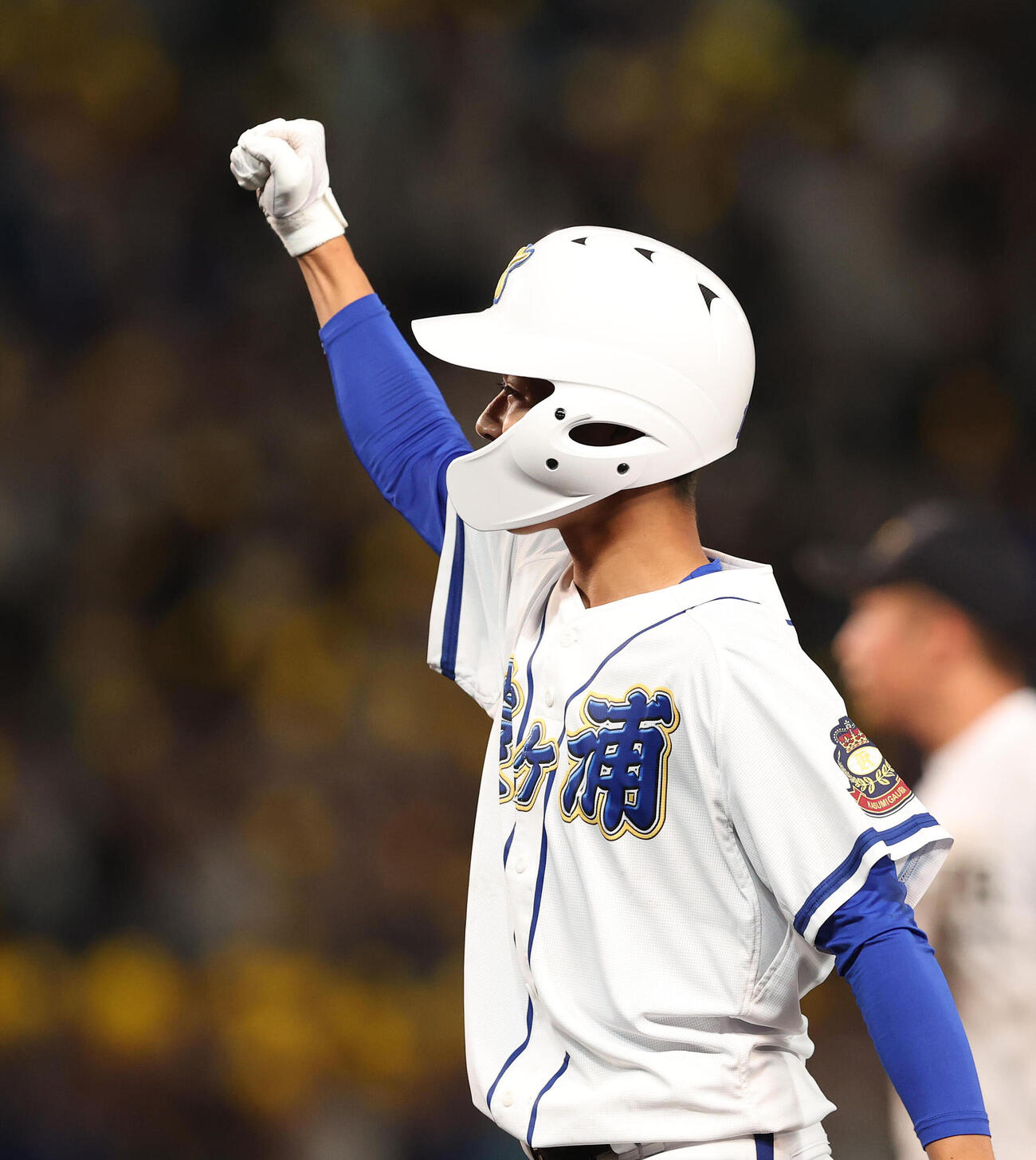霞ケ浦対中京　6回表霞ケ浦2死一、二塁、野口空真は右前適時打を放ちガッツポーズする（撮影・白石智彦）