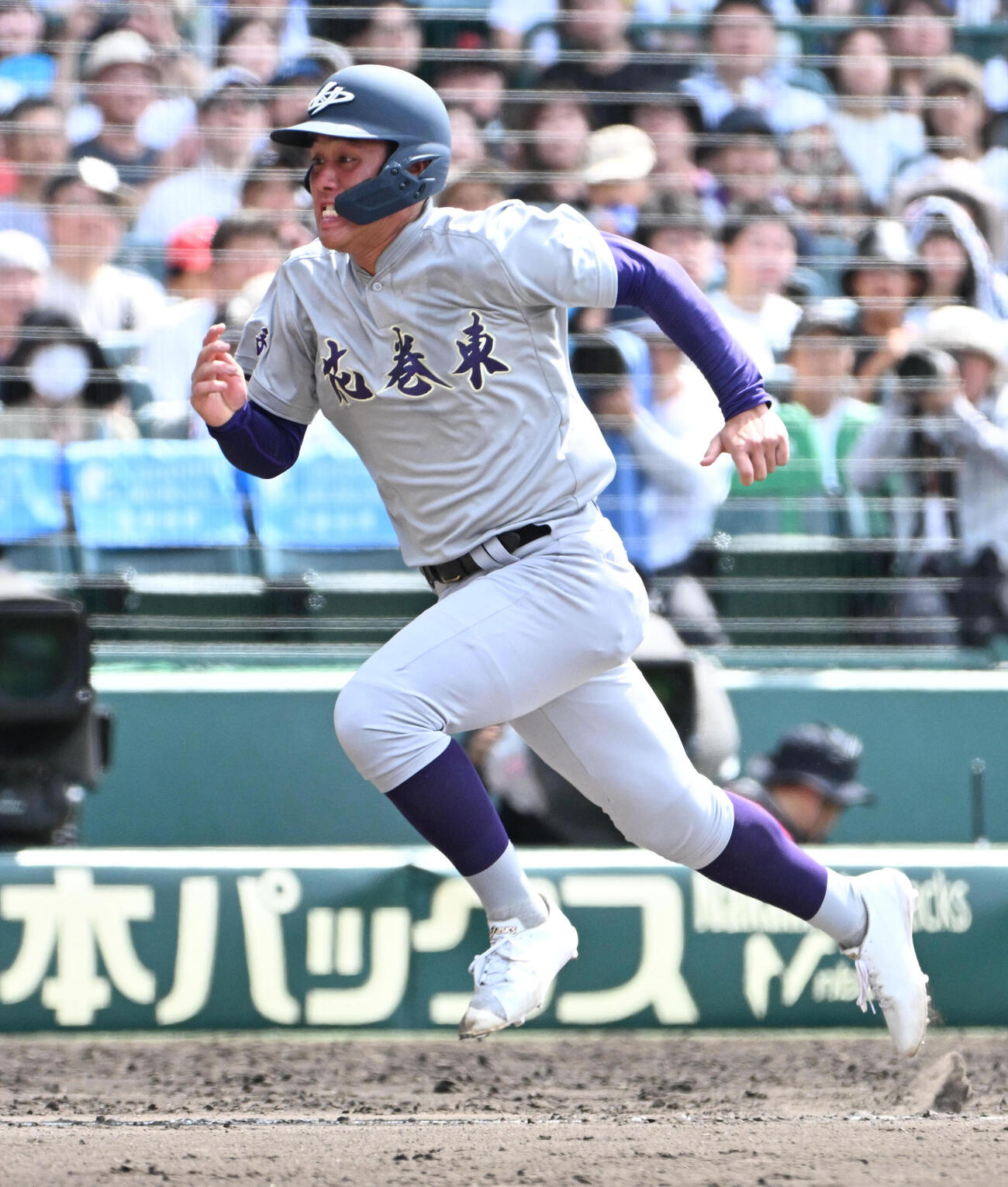 新田対花巻東　8回表花巻東1死三塁、打者萬谷堅心の時。右飛からの送球間に生還する赤間史弥（撮影・石井愛子）